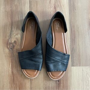 Open toe flats size 10